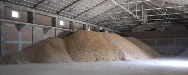 可分為燒結(jié)鎂砂,輕燒鎂砂,電熔鎂砂三大類(lèi),由菱鎂礦,水鎂礦或以海水與